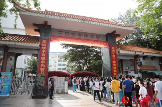 海南中学三亚学校考点考生有序入场。好博体育 牛良玉摄