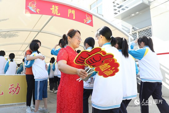 67һ磬۰ѧʦڸͬѧǼ͹ľò 